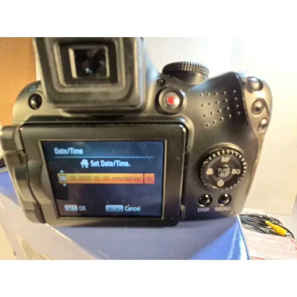 Canon PowerShot SX20 IS 12.1 MP Digital Camera Memory Card + Extras